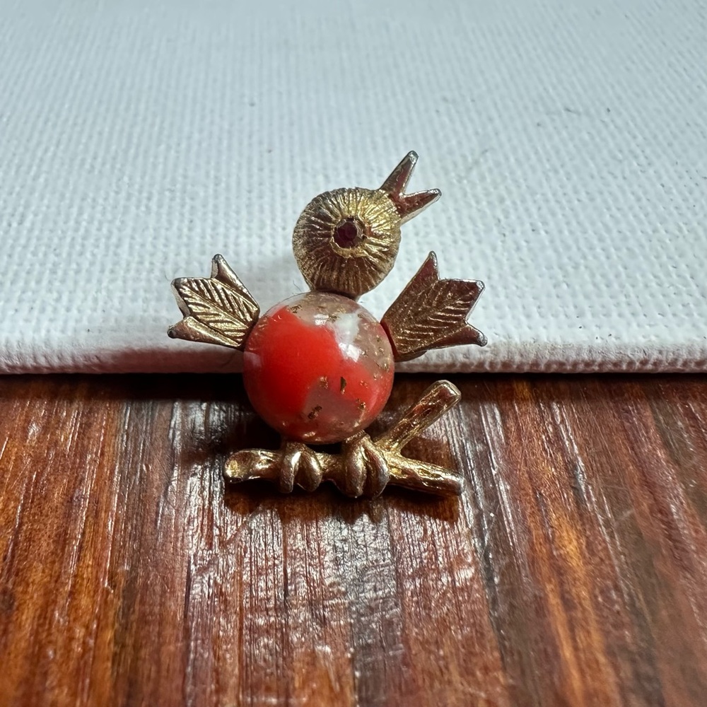 Vintage 70s Sarah Coventry bird on brand lapel pin